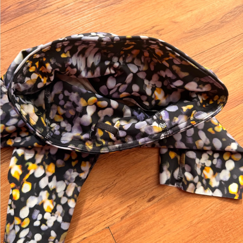 Multicolor Patterned Capri Leggings - image 6